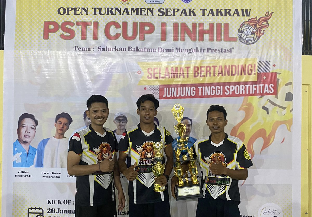 Tupai TC berfoto usai meraih juara 1 pada Open Turnamen Sepak Takraw PSTI Inhil Cup I, 25-27 Januari 2024 di GOR Tasik Gemilang, Tembilahan, Inhil.