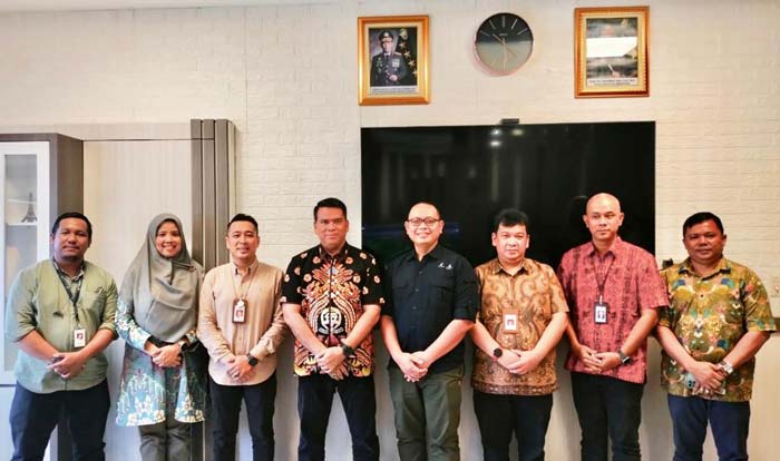 Manager Eksplorasi KKKS APG WestKampar Indonesia Yona Akbar dan jajaran, perwakilan SKK Migas Sumbagut foto bersama Direktur Intelkam Polda Riau Kombes Pol Efrizal SIK MM usai silaturahmi.