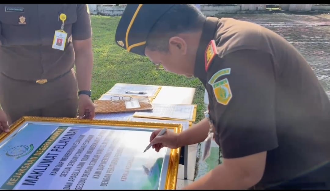 Kajari Kampar Sapta Putra menandatangani pakta integritas menuju WBK) dan WBBM 2024 di lapangan Kantor Kejari Kampar, Bangkinang, Senin (29/1/2024).