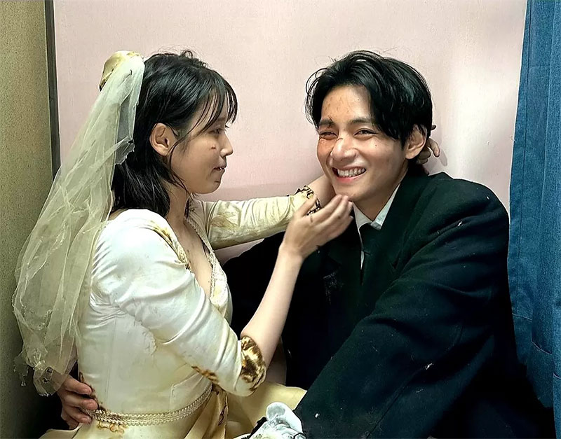 IU dan Kim Taehyung atau V BTS.