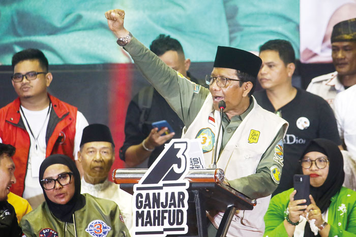 Cawapres nomor urut 3 Mahfud MD saat kampanye akbar di Gelanggang Remaja, Pekanbaru, Senin (29/1/2024).
