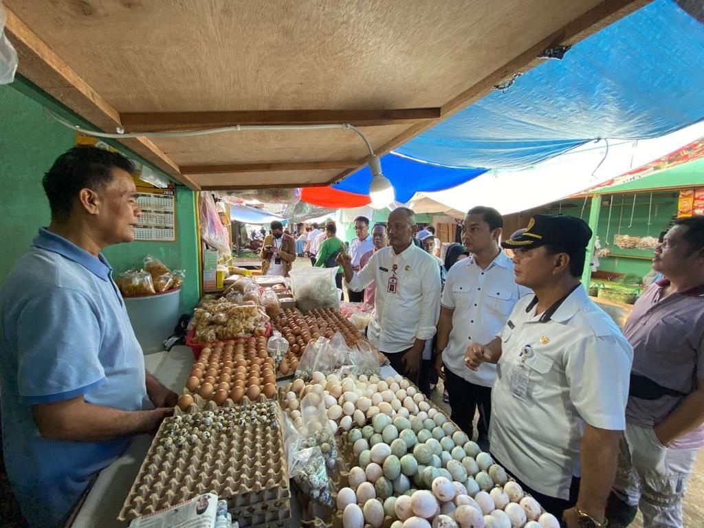 Kasubdit I Ditreskrimsus Polda Riau AKBP Edi Rahmat Mulyana (tengah) bersama Dinas Perindustrian dan Perdagangan Provinsi Riau ketika mengecek harga pasar, Selasa (30/1/2024).
