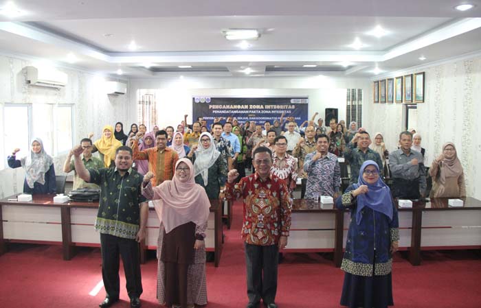 Civitas akademika FKIP Unri foto bersama usai penyerahan SK Ketua Jurusan, Sekretaris Jurusan, Koordinator Program Studi S1, dan launching Pelayanan Terpadu Unggul FKIP Unri.