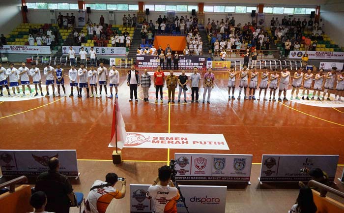 Suasana pembukaan Turnamen Rajawali Cup II 2024 di Gelanggang Olahraga Tribuana Pekanbaru, Senin (29/1/2024).