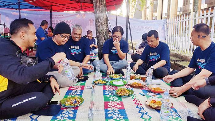 Menikmati sarapan bersama di area CFD samping Pustaka Wilayah Soeman Hs di sela-sela kegiatan Riau Pos Fun Bike 2024, Ahad (28/1/2024).
