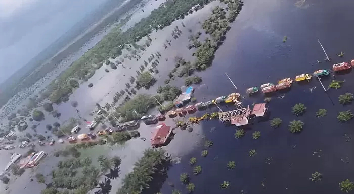Antrean panjang kendaraan di jalan Lintas Timur KM 83 Desa Kemang, Pangkalankuras, Kabupaten Pelalawan, salah satu daerah terdampak banjir Riau, pekan pertama Januari 2024.