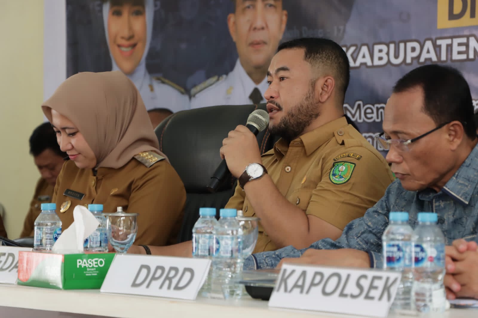 Bupati Inhu, Rezita Meylani Yopi SE di dampingi Kepala Bappeda Inhu, Bobby Mauliantino ST MT saat menyampaikan pandangan tentang prioritas pembangunan Inhu 2025 saat Musrenbang, Selasa (30/1/202)