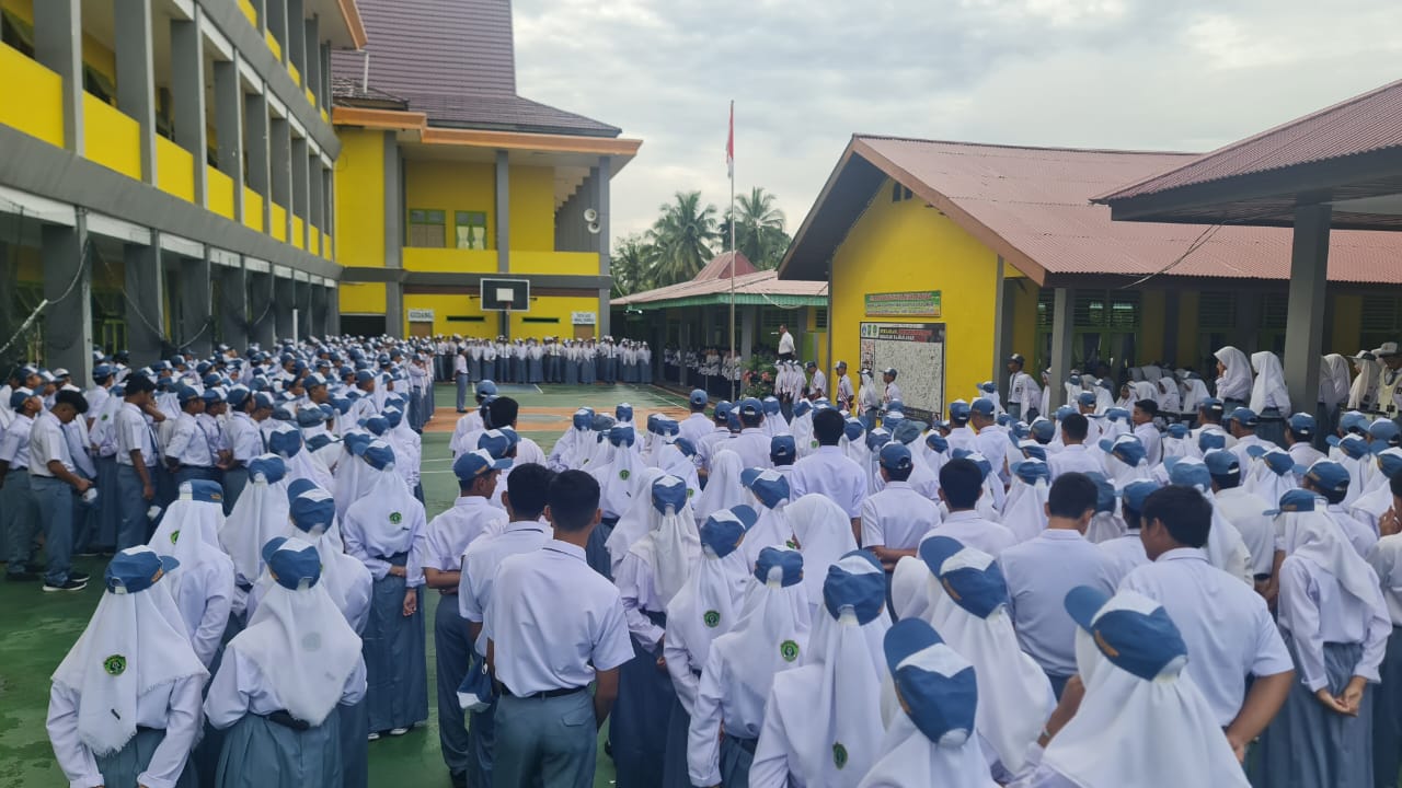 Kasatres Narkoba Polres Rohul AKP Refelita Ginting SH mengingatkan bahaya narkoba berikut mengajak pemilih pemula menyukseskan pemilu damai 2024 di SMAN 1 Rambah, Pasirpengaraian, Senin (29/1/2024).