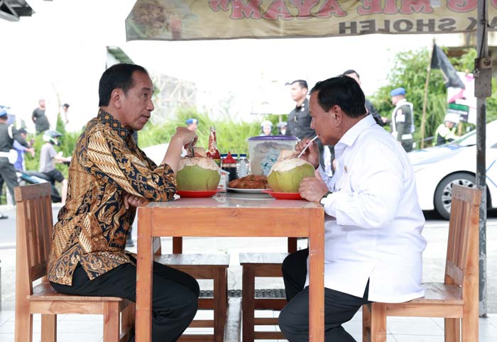 Presiden Joko Widodo (Jokowi) makan bakso bersama Menteri Pertahanan (Menhan) Prabowo Subianto di sebuah warung pinggir jalan di Kota Magelang, Jawa Tengah, Senin (29/1/2024).