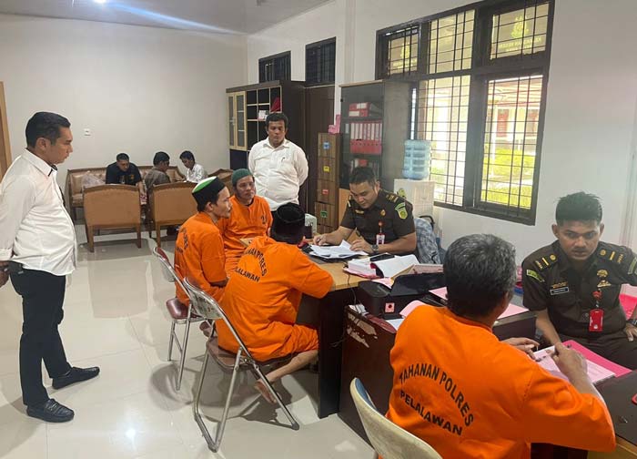Tim Tipikor Satuan Reskrim Polres Pelalawan menyerahkan  empat tersangka kasus dugaan korupsi dana CSR kepada tim Jaksa Penuntut Umum (JPU) Kejari Pelalawan setelah&nbsp; berkas perkara lengkap.
