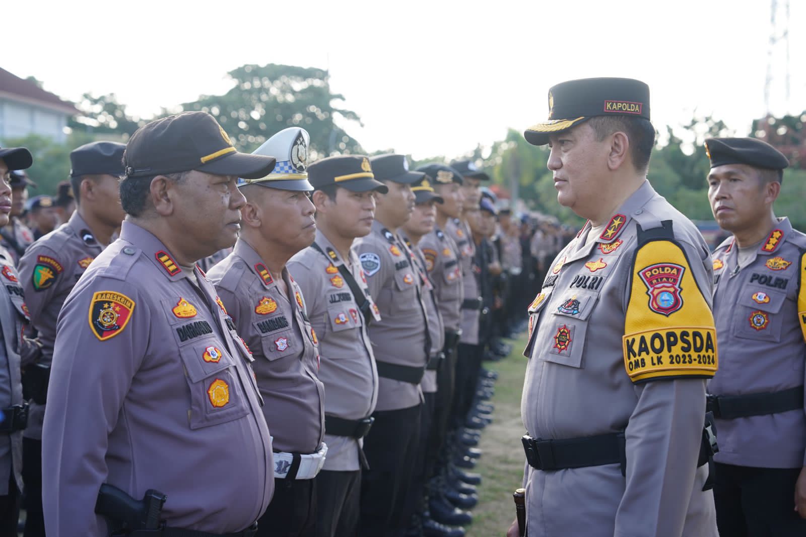 Kapolda Riau Irjen Pol Mohammad Iqbal saat mengecek kesiapan personel dalam rangka BKO pengamanan TPS se-Riau, Selasa (30/1/2024).