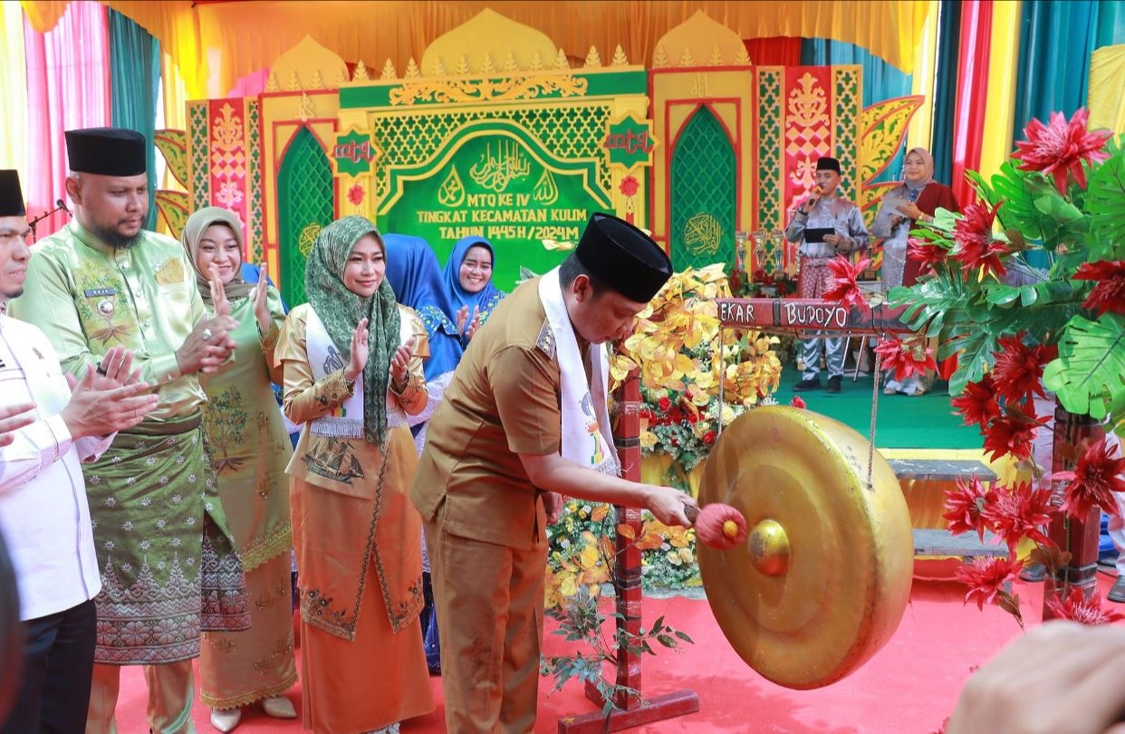 Penjabat Wali Kota Pekanbaru Muflihun SSTP MAP memukul gong tanda dibukanya Musabaqah Tilawatil Quran tingkat Kecamatan Kulim ke-4, Senin (27/1/2024).