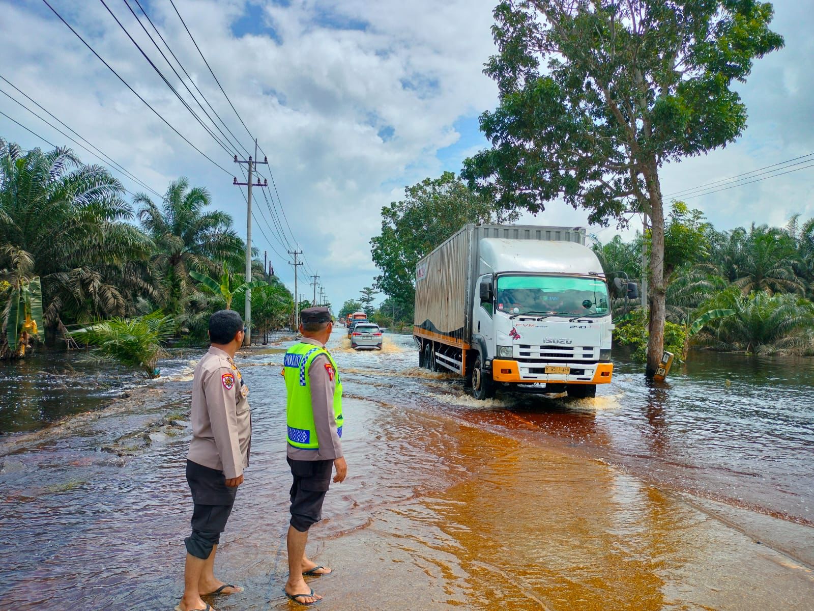 Banjir terus surut di Jalan Lintas Timur KM 83 Desa Kemang Kecamatan Pangkalan Kuras, Pelalawan, Riau, akhir Januari 2024.