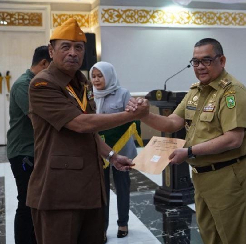 Gubri Edy Natar Nasution menerima penghargaan dari DPP LVRI yang diserahkan oleh Waketum II LVRI Wresniwiro, Selasa (30/1/2024).