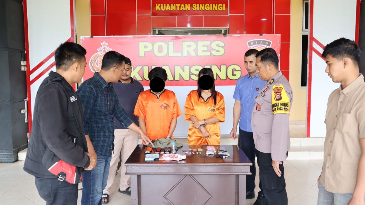 Polres Kuansing berhasil mengamankan sepasang pengedar sabu di Desa Koto Baru, Kecamatan Singingi Hilir, Selasa (30/1/2024) dini hari.
