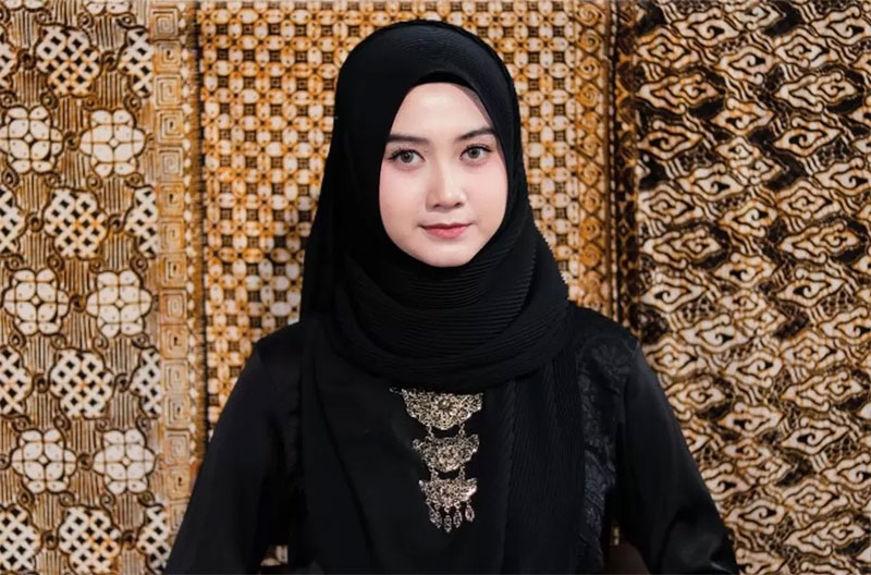Penyanyi Alfina Nindiyani yang selama ini terbiasa menyanyikan lagu-lagu religi dan shalawat untuk kali pertama menyanyikan lagu pop.