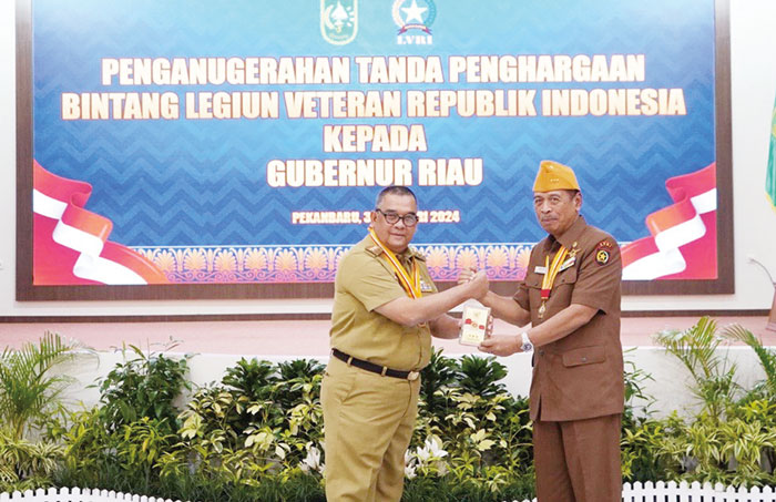 Gubernur Riau Edy Natar Nasution (kiri) menerima penghargaan dari DPP LVRI yang diserahkan Wakil Ketua Umum II LVRI Wresni Wiro di Gedung Daerah Balai Pauh Janggi, Pekanbaru, Selasa (30/1/2024).