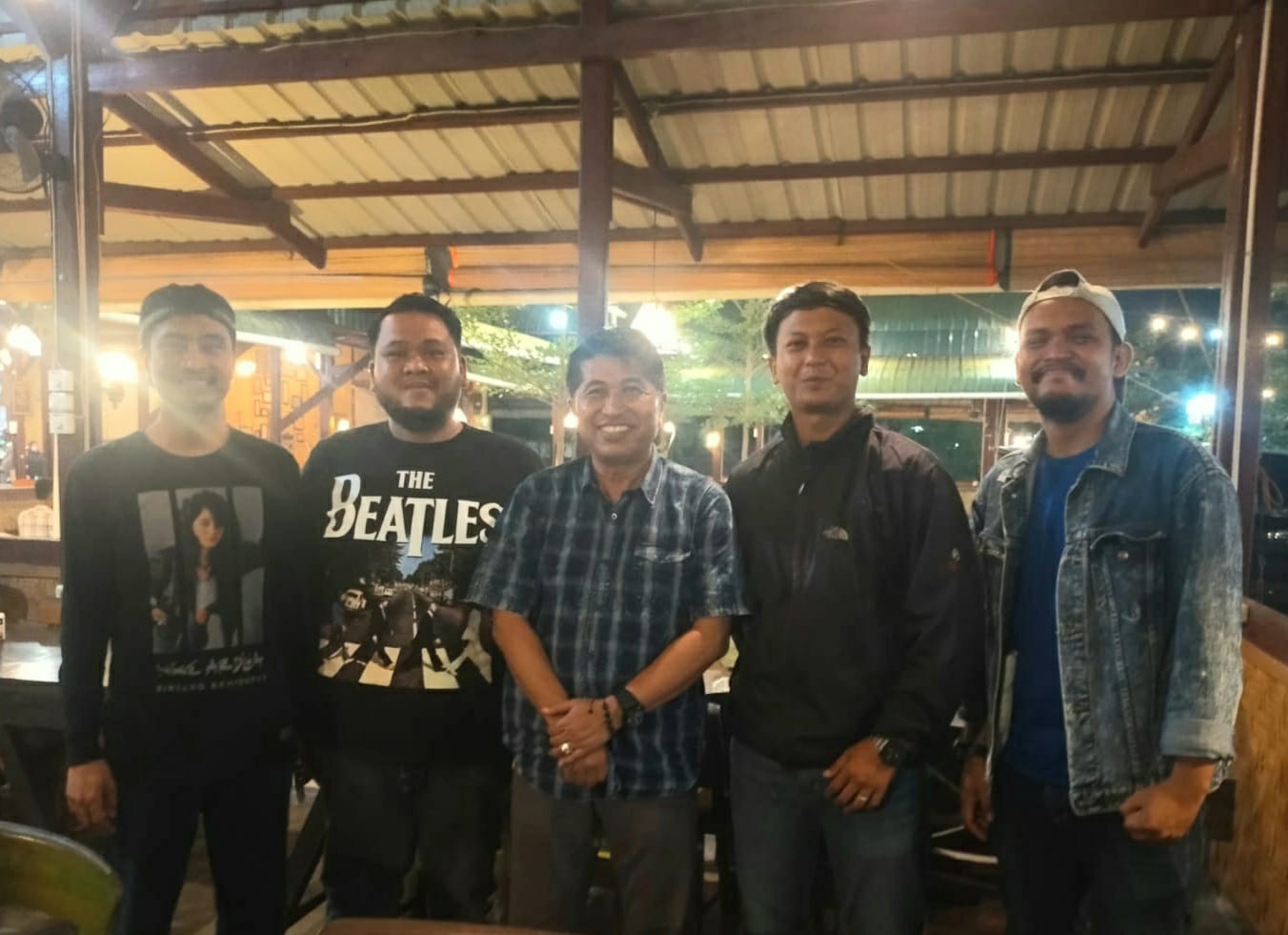 Asykar Theking bersama Kasubdit Sosbud Dit Intelkam Polda Riau, AKBP Sugeng Hariyanto SH MH dalam kegiatan diskusi guna cipta pemilu damai dan deklarasi pemilu Damai 2024, Selasa (30/1/2024).