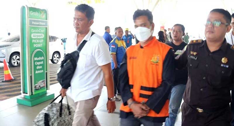 Tim Tabur dan Tim Penyidik Pidsus Kejati Riau menjemput tersangka HM Fadhillah Akbar di Bandara SSK II Pekanbaru, Rabu (31/1/2024).