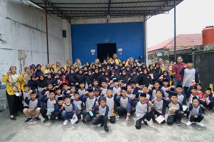 Puluhan murid MI  Seminai Cemerlang Srigading Siak foto bersama saat berkunjung ke&nbsp;redaksi&nbsp;Riau Pos, Selasa (30/1/2024). Rombongan disambut Redaktur Pelaksana Riau Pos Syahrul Mukhlis.