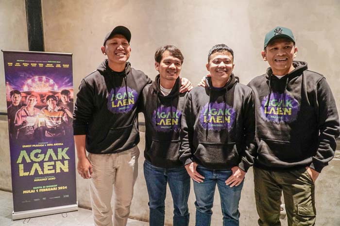 Dari kiri, Oki Rengga, Bene Dion, Muhadkly Acho dan Boris Bokir, para komika sekaligus aktor dalam film Agak Laen saat promo dan nonton bareng film Agak Laen di CGV Transmart, Pekanbaru.