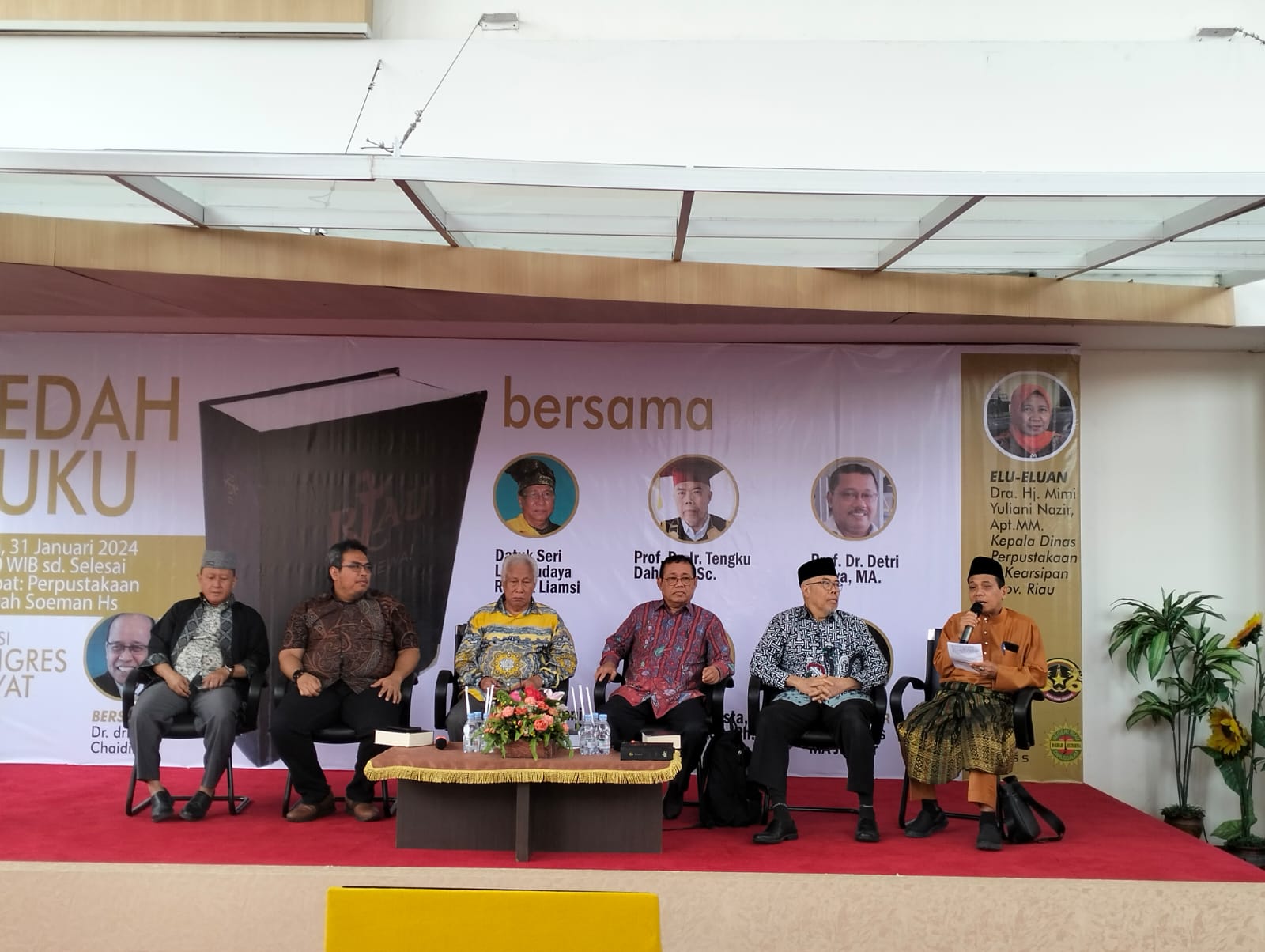 Pembedah buku Riau Istimewa (dari kiri) Muchid Albintani, Ronny Basista, Rida K Liamsi, Detri Karya, Tengku Dahril, dan moderator Fakhrunnas MA Jabbar dalam diskusi di Pustaka Soeman Hs, Rabu (31/1).