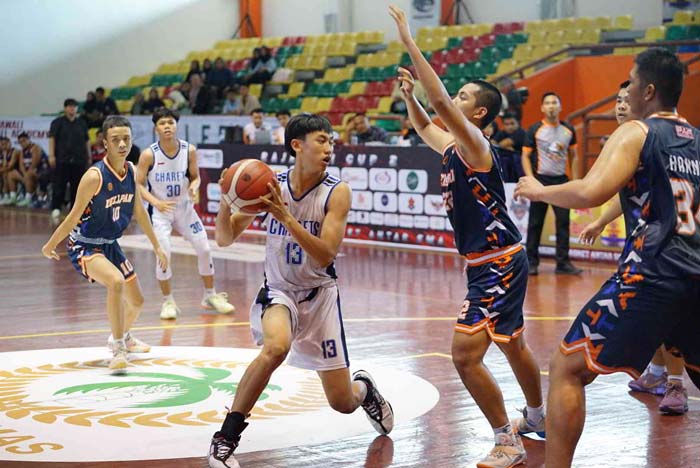 Pemain SMAN 2 Bandung Darrel Akhdan (putih) berusaha melewati adangan pemain SMAN 8 Pekanbaru saat pertandingan Turnamen Rajawali Cup II 2024.