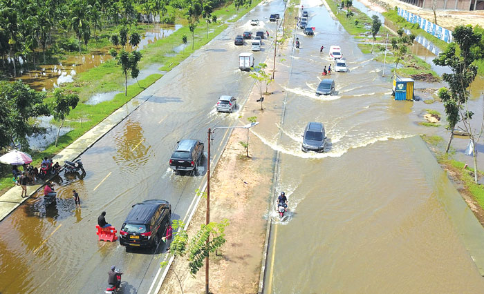 Jalan Sembilang masih digenangi banjir dari luapan air Sungai Siak, Pekanbaru, Selasa (30/1/2024).