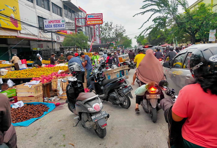 Pedagang Kaki Lima (PKL) berjualan di pinggir Jalan Ahmad Yani Pekanbaru, Selasa (30/1/2024) pagi. Kondisi ini membuat kemacetan semakin parah terutama di waktu masuk sekolah dan kerja.