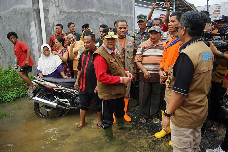 Gubernur Riau Edy Natar Nasution meninjau korban banjir di Perumahan Graha Kualu Payung Sekaki, Kecamatan Tambang, Kampar Senin (1/1/2024) lalu.