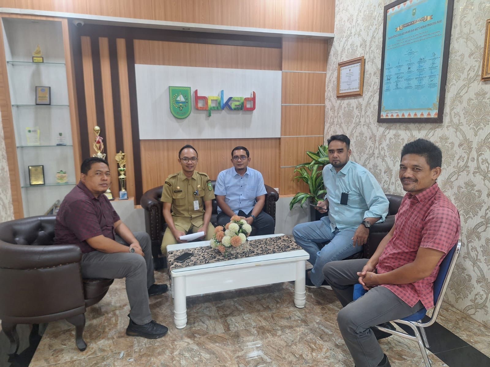 Kanit II Korwas PPNS Ditreskrimsus Polda Riau Aiptu Deddy saat berkoordinasi dengan BPKAD Pemprov Riau, Selasa (30/1/2024).