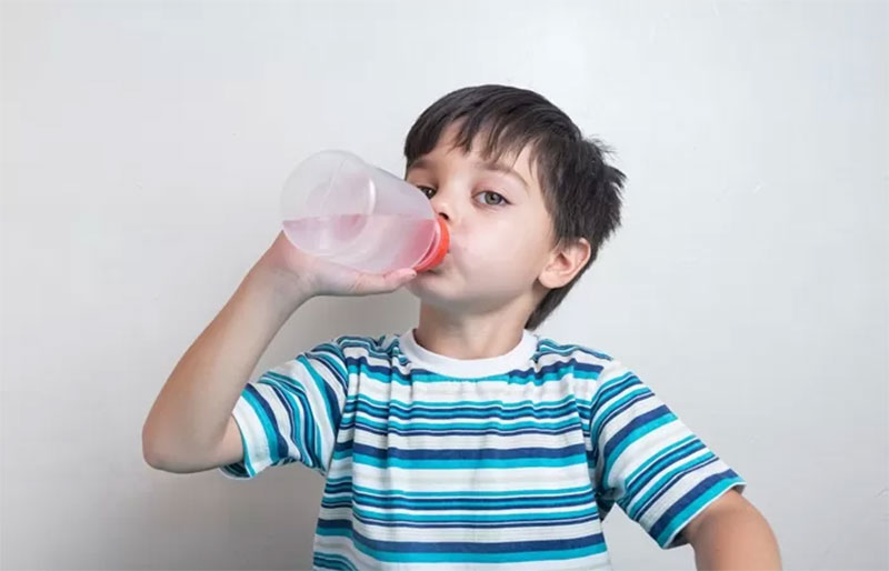 Ilustrasi Anak Minum Air Putih.