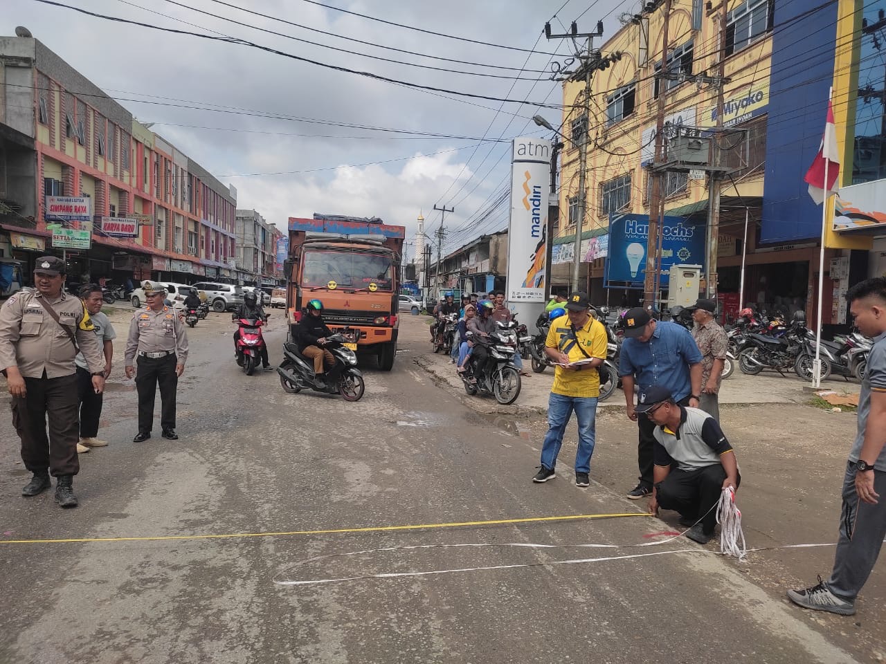 Pihak Dinas PUPR Riau melakukan turun ke lapangan bersama untuk melakukan survey rencana pembangunan pelebaran dan lajur dua dalam Kota Air Molek, Selasa (30/1/2024).