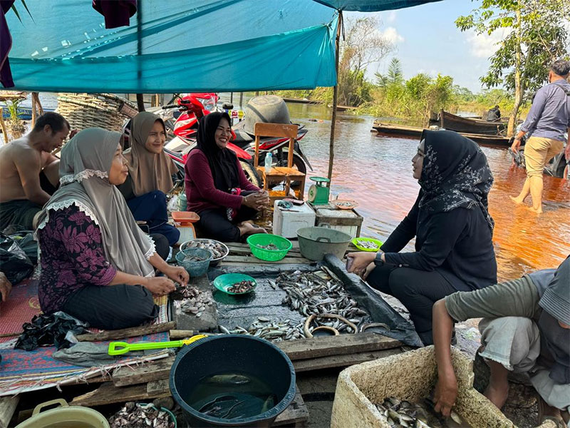 Tim Dit Intelkam Polda Riau yang dipimpin Panit 5 Subdit Kamsus AKP Hefra Hasbi saat meninjau dan berbincang langsung dengan warga Desa Buluh Cina Kecamatan, Siak Hulu, Kampar, Kamis (31/1/2024).