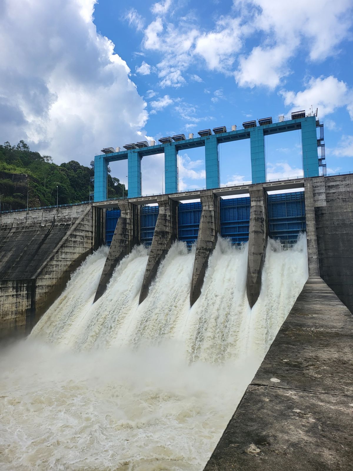PLTA Koto Panjang menurunkan bukaan pintu pelimpahan waduk 5X50 cm, Rabu (31/1/2024).