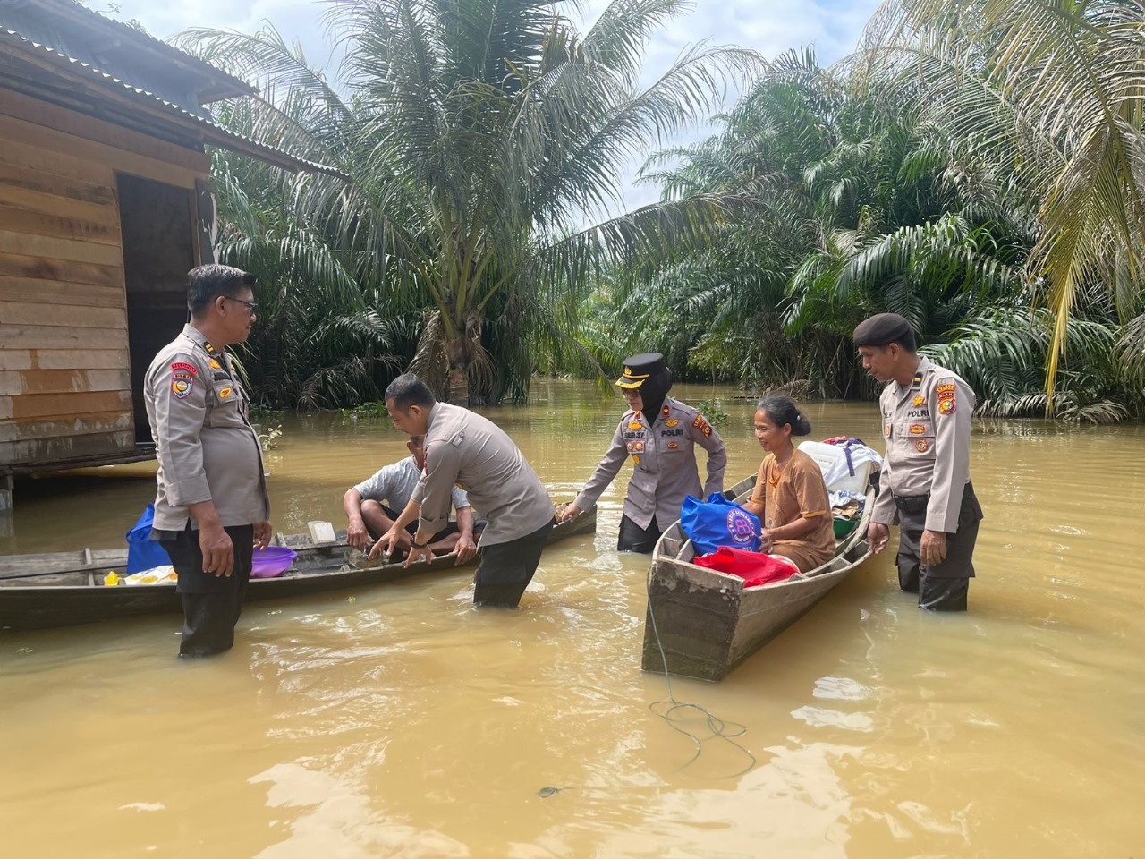 Bencana banjir di Provinsi Riau, polisi gerak cepat.