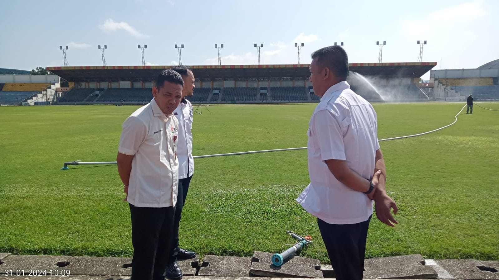Kadispora Riau Erisman Yahya (kiri) saat meninjau Stadion Kaharuddin Nasution Pekanbaru, Rabu (31/1/2024) kemarin. (