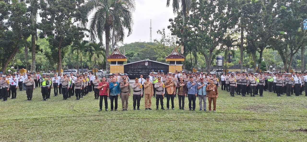 Kapolresta Pekanbaru Kombes Pol Jeki Rahmat Mustika bersama Sekdako Indra Pomi foto bersama jajaran Polisi RW, Rabu (1/2/2024).