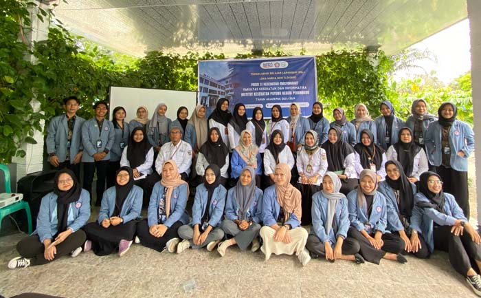 Mahasiswa IkesPN Pekanbaru Fakultas Kesehatan dan Informatika Program Studi S1 foto bersama kepala puskesmas dan pemegang program Puskesmas Siak Hulu 3/ Pangkalan Baru, Rabu, (24/1/2024).