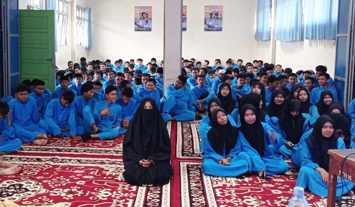 Dosen Teknik Geologi UIR saat Pengabdian kepada Masyarakat di SMK Migas Teknologi Riau,  belum lama ini.