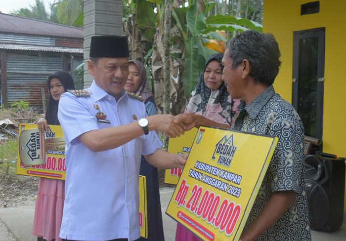 Pj Bupati Kampar Hambali  menyerahkan bantuan  bedah rumah program BSPS,  Dinas Perkim kepada warga di Kecamatan Salo, Kabupaten Kampar, Rabu (31/1/2024).