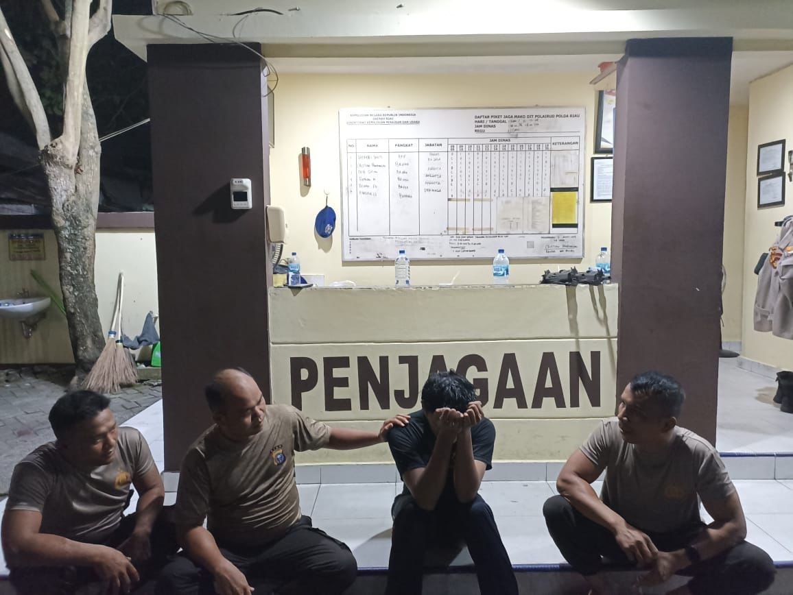 Pemuda berinisial D sewaktu ditenangkan personel Ditpolairud Polda Riau di penjagaan, Rabu (31/1/2024) malam.