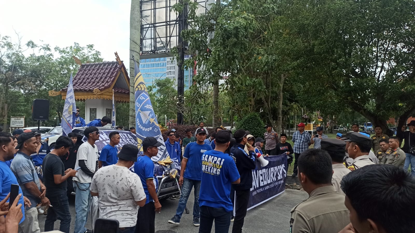 Aksi Unjuk Rasa Damai suporter PSPS Asykar Theking di MPP Pekanbaru Jalan Sudirman, Kamis (1/2/2024).