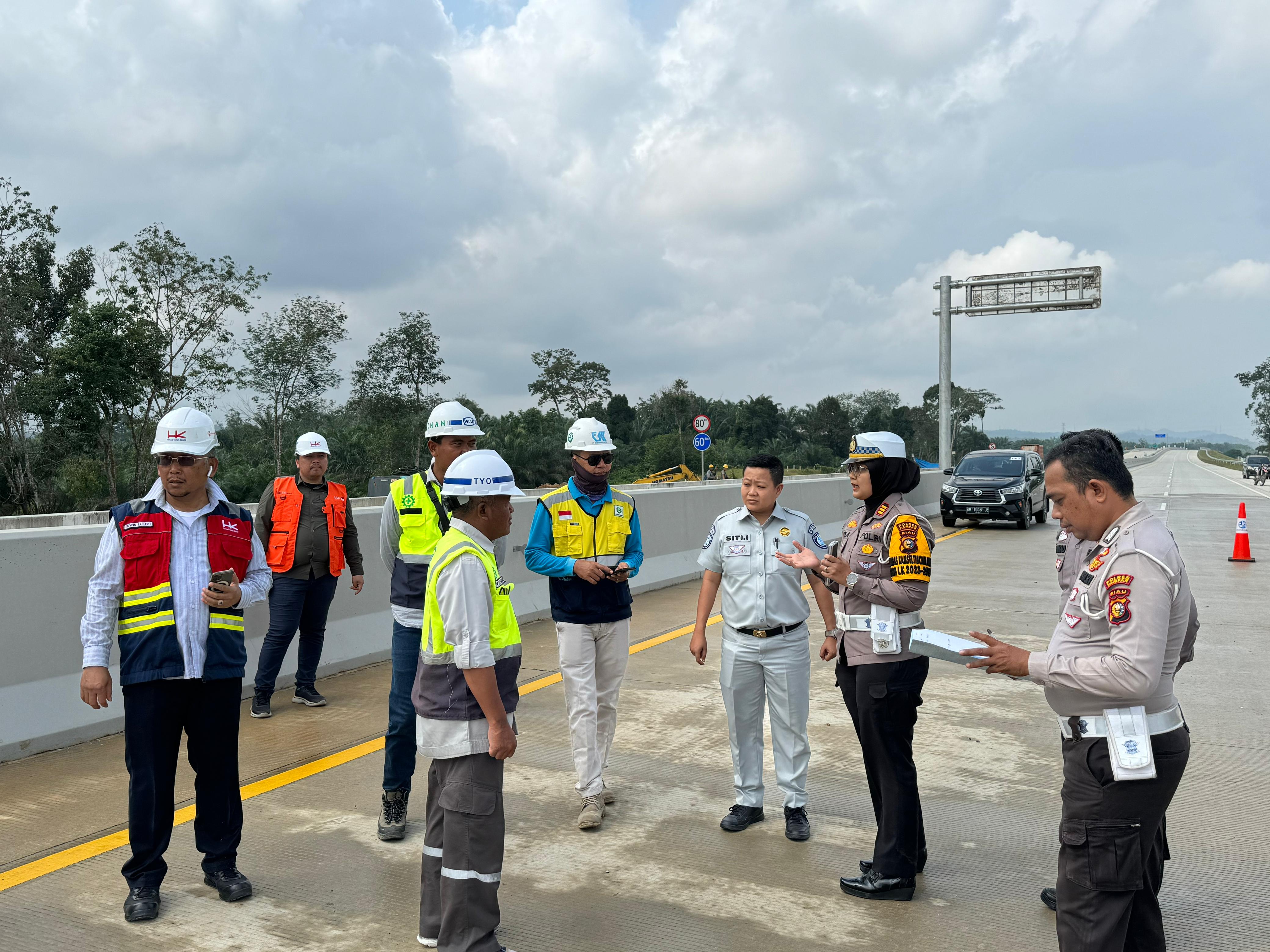 Kasat Lantas Polres Kampar AKP Viola Dwi Anggreni melihat lokasi kecelakaan lalu lintas (lakalantas) maut akibat balap liar di area proyek jalan Tol Bangkinang-Pangkalan, Kamis (1/2/2024) pagi.
