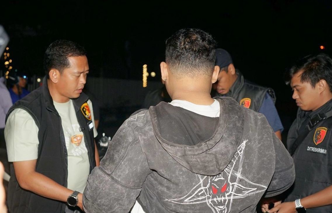 Dirkrimum Polda Riau Kombes Pol Asep Darmawan (kiri) saat melaksanakan patroli anti preman, baru-baru ini.
