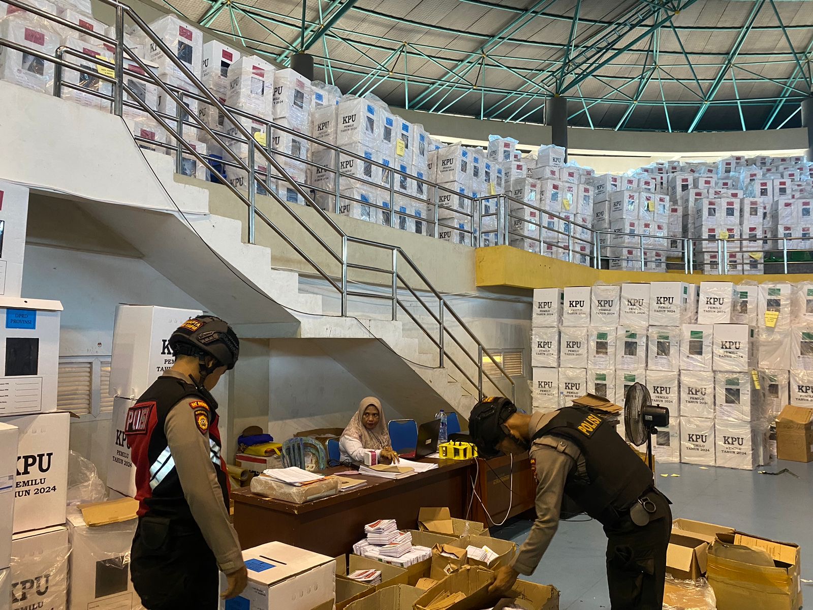 Personel Samapta Polres Kampar patroli ke gudang logistik Pemilu 2024 di Sport Centre Bangkinang Kota, Kamis (1/2/2024).