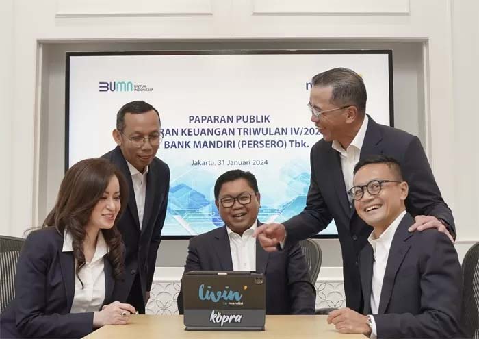 Jajaran direksi PT Bank Mandiri Tbk usai paparan publik perseroan. Bank Mandiri membukan laba bersih sebesar Rp 55,1 triliun sepanjang 2023, tumbuh 33,7% secara year on year (YoY).