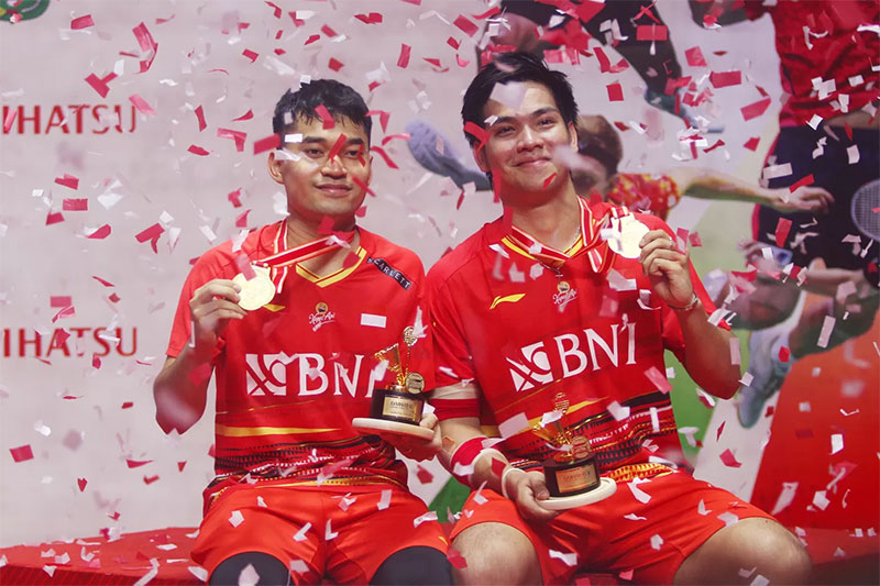 Ganda putra Indonesia Leo Rolly Carnando dan Daniel Marthin berfoto dengan piala dan medali usai menjuarai Indonesia Masters 2024 di Istora Senayan, Jakarta, Ahad (28/1/2024).