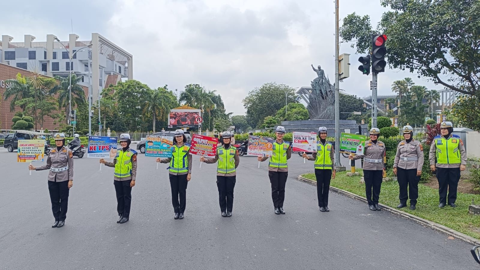 Polwan Ditlantas Polda Riau saat kampanye sukseskan Pemilu damai di traffic light Jalan Sudirman, Pekanbaru, Jumat (2/1/2024).