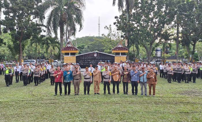 Kapolresta Pekanbaru Kombes Pol Jeki Rahmat Mustika bersama Sekko Pekanbaru Indra Pomi memimpin apel siaga Polisi RW dalam rangka  Pengamanan Pemilu Damai 2024 di di Kota Pekanbaru, Kamis (1/2/2024).